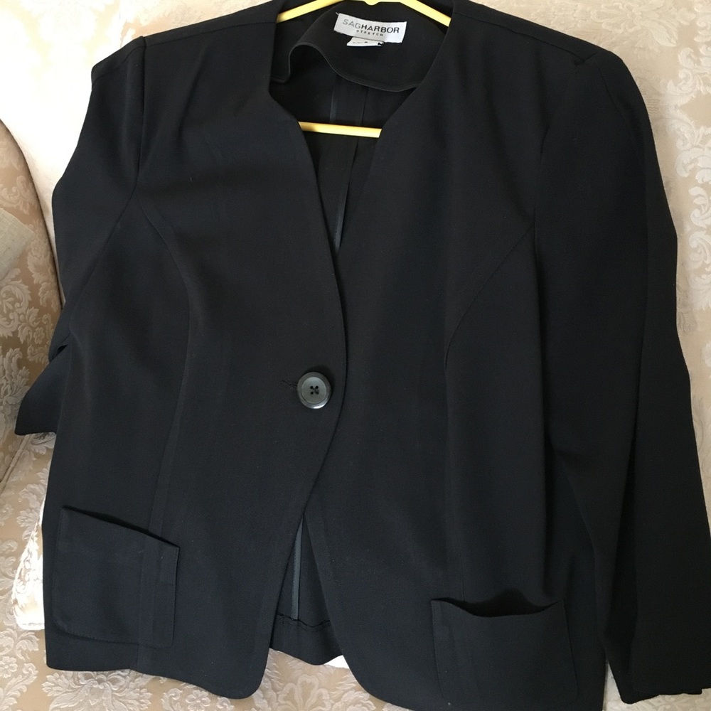 Short one button blazer in black
